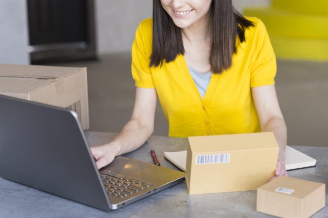 high-angle-woman-with-boxes-laptop алиекспрес доставка